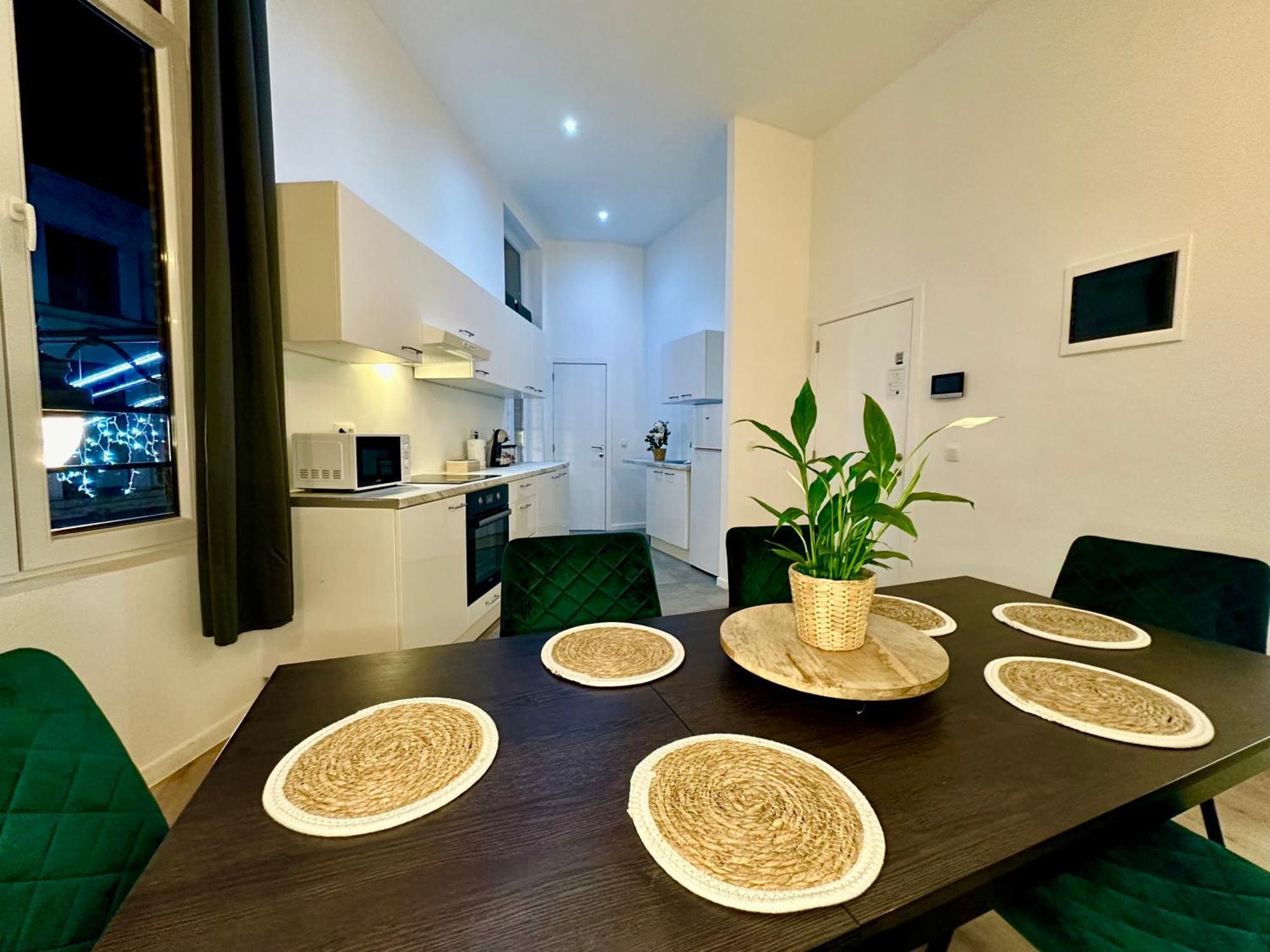Luxury Suites Mons By Rikas Hotels エクステリア 写真