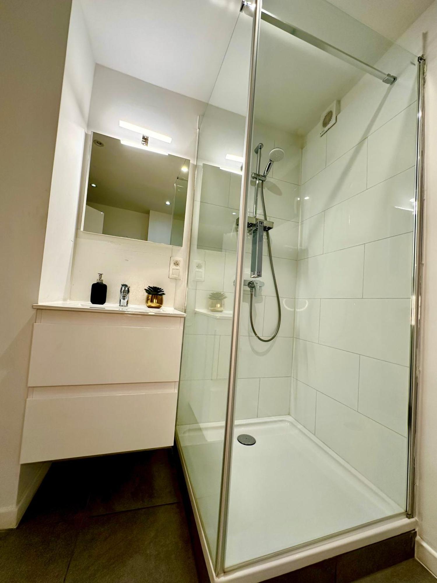 Luxury Suites Mons By Rikas Hotels エクステリア 写真