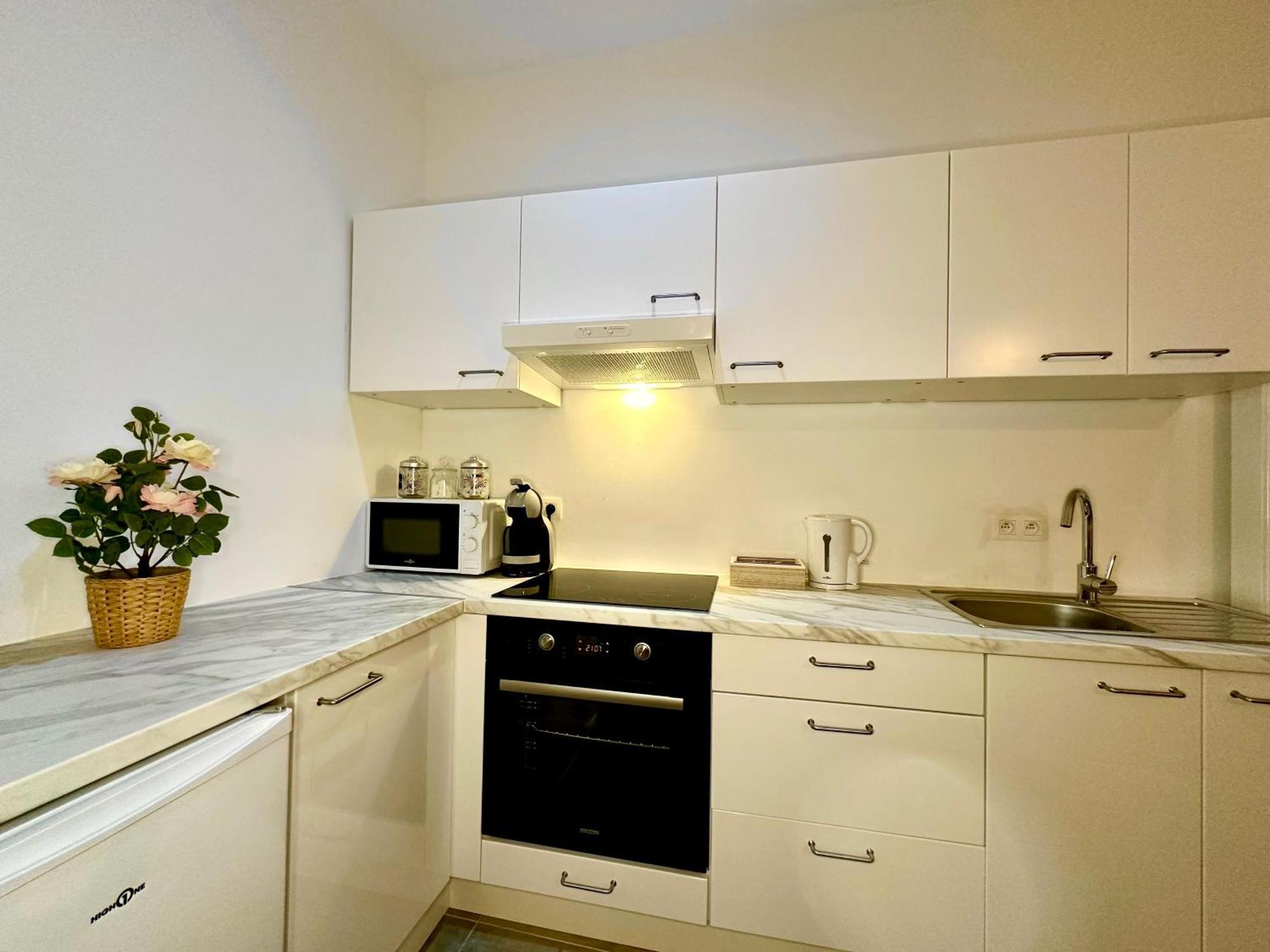 Luxury Suites Mons By Rikas Hotels エクステリア 写真